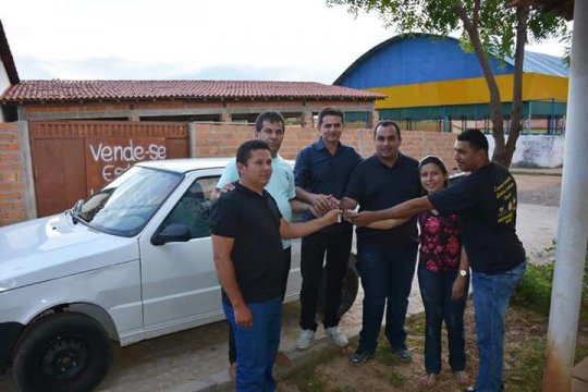 Deputado Georgiano Neto fazendo a entrega do ve?culo.