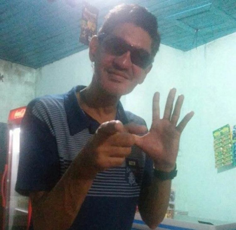 Sucesso na Tropykalia e Líbanos, vocalista foi visto pedindo esmola em bar