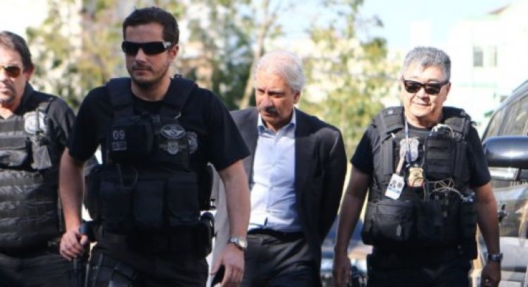 Polícia Federal prendendo mais um corrupto na Operação Lava jato. Fonte: G1