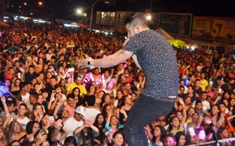 Foto de show da banda no complexo Valdir Fortes, no aniversário da cidade, em agosto deste ano