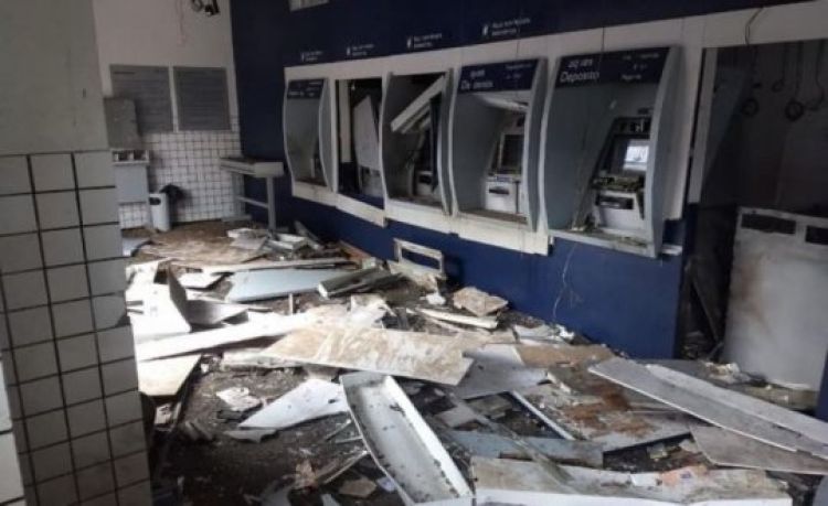 Agência da Caixa totalmente destruída