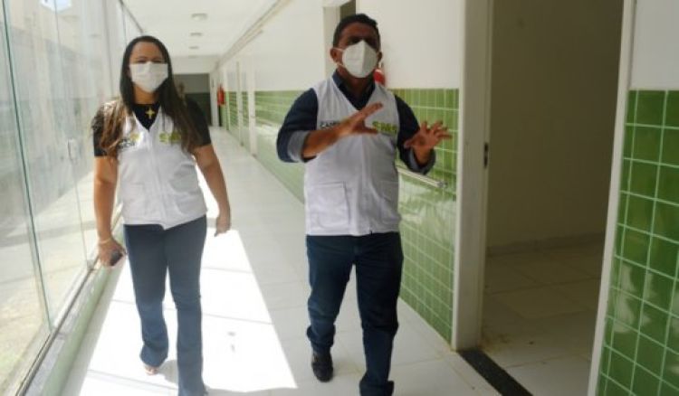 Prefeito visita UPA fechada há 4 anos. Foto: Assessoria
