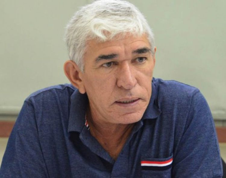 Com Informações: OitoeMeia 