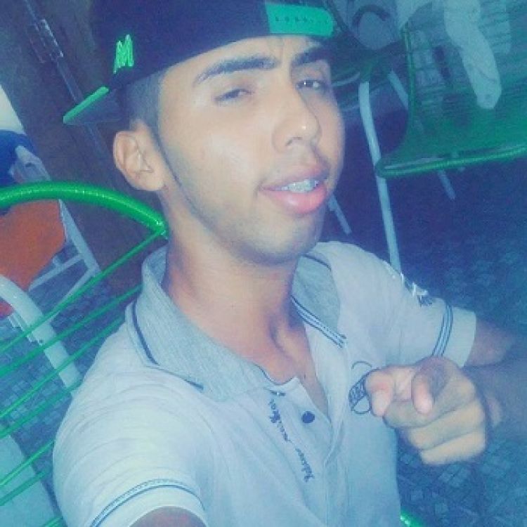 O Jovem de 20 anos exibia fotos empinando pneu de moto (Foto: Facebook)