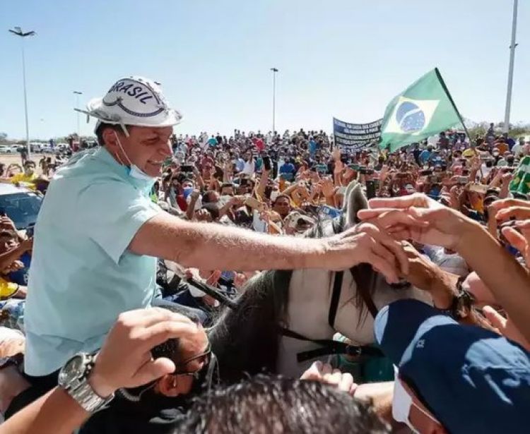 Presidente cumprimentou apoiadores antes de seguir para cerimônia de inauguração de adutora no rio São Francisco
