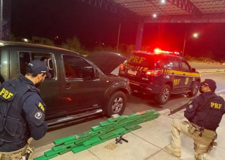 PRF em Floriano apreende 50kg de maconha que era transportado em carro de família - Foto: Divulgação