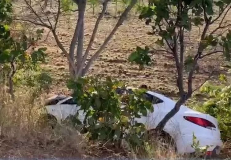 Veículo de passeio cai em ribanceira e colide com árvore em Domingos Mourão, Norte do Piauí. — Foto: Reprodução.