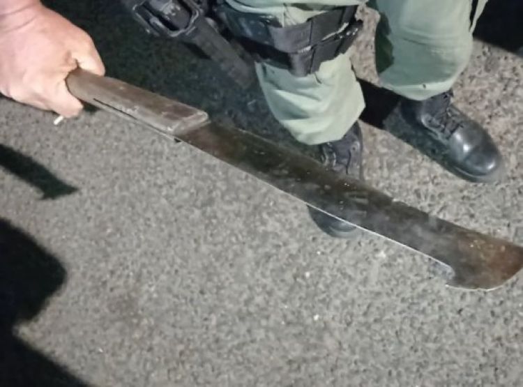 Homem é preso após ameaçar ex-mulher com facão
Reprodução
   