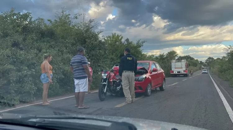 Corpo de Bombeiros foi acionado para retirar vítima das ferragens — Foto: Roberto Araújo/TV Clube