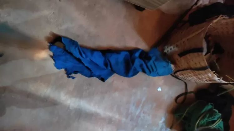 O corpo foi encontrado no interior da casa, com arma próximo. | Reprodução/WhatsApp