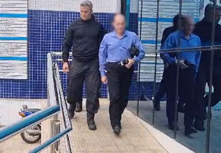 Foto: médico sendo preso/ reproduções 