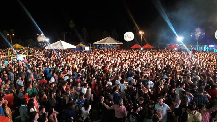 Fronte ocupou toda a área com piso. Pista, foi, na verdade, uma espaço de chão batido