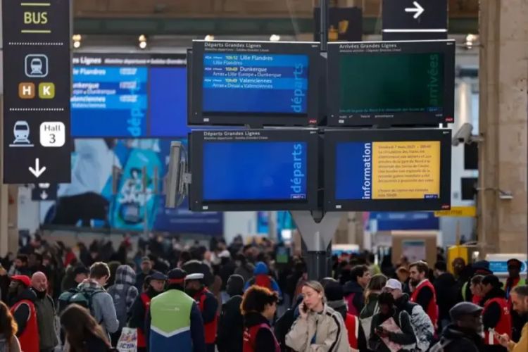 Descoberta de bomba da 2ª Guerra Mundial paralisa estação de trem mais movimentada da Europa  — Foto: Getty Images via BBC