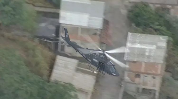 Piloto de helicóptero da Polícia Civil é baleado ao sobrevoar a Vila Aliança durante operação — Foto: Reprodução / TV Globo