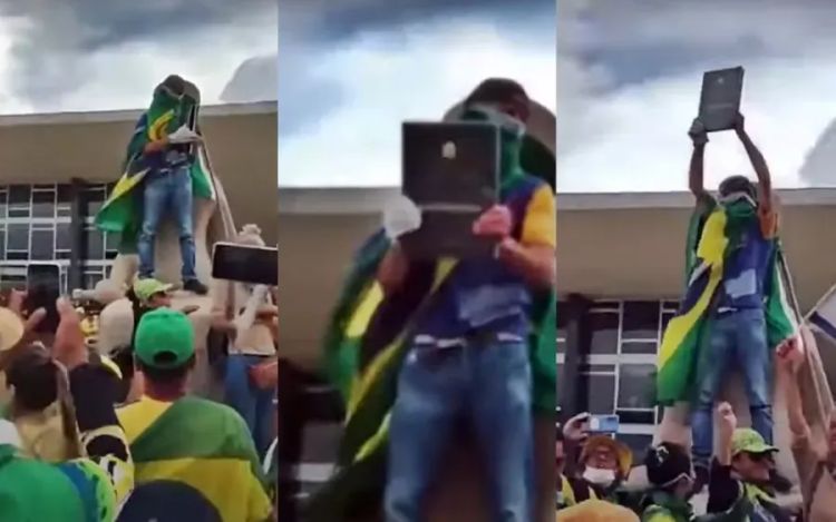 Réplica da Constituição levada do STF durante ataques em Brasília — Foto: Reprodução