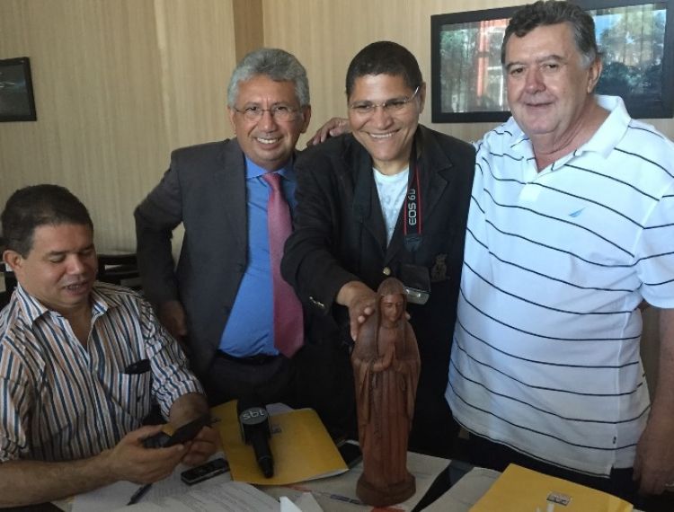 Sílvio Leite (camisa branca) fez o anúncio durante encontr com jornalistas. Fonte: jogandonacara