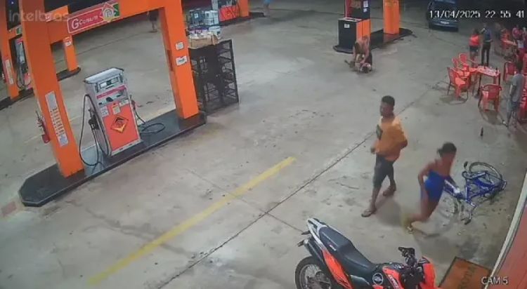 Homem é assassinado a facadas durante discussão em União, no Piauí — Foto: Reprodução / Câmera de segurança