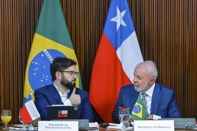 Os presidentes do Chile, Gabriel Boric, e do Brasil, Lula, durante reunião no Palácio do Planalto 