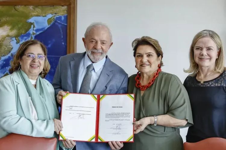 Ex-ministra Cida Gonçalves, Lula, nova ministra Márcia Lopes, e Gleisi Hoffmann — Foto: Ricardo Stuckert / PR