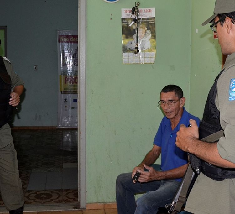 Vítima prestado queixas na delegacia. Fonte: blogdocoveiro