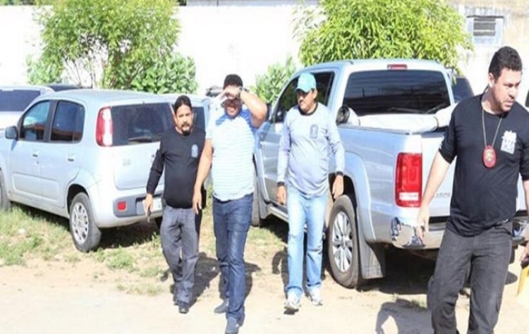 Policiais de campo Maior chegam na sede do Greco levado presos