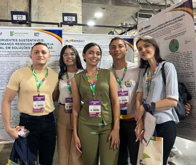 Estudantes do Ceti Cônego Cardoso, de Castelo do Piauí, acompanhados do professor William Liarte, durante apresentação de trabalhos no Congresso Nacional de Educação (CONEDU), em Recife (PE).