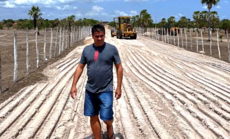 Prefeito acompanha serviço no espaço onde o terreno teria sido anexado