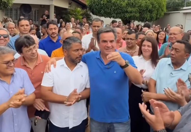 Delegado Daniel (camisa branca) ao lado de Ciro Nogueira e Joel Rodrigues em agenda recente em Altos.