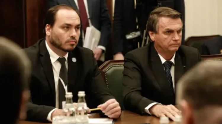 Carlos Bolsonaro, à esquerda, e Jair Bolsonaro, à direita - Foto: Alan Santos/PR