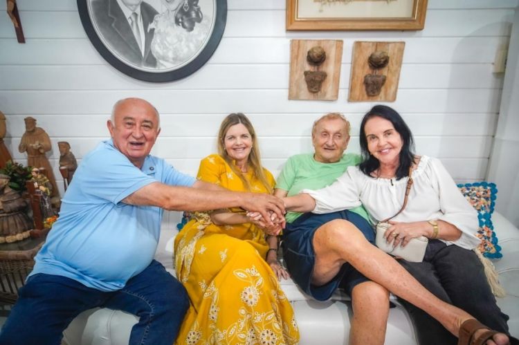 Deputada Gracinha e o ex-governador Mão Santa com sua esposa, Adalgiza, declaram apoio a Júlio