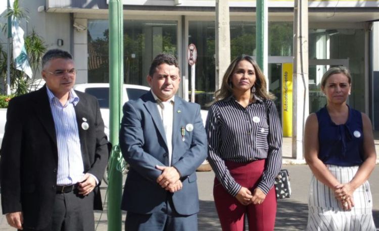 Prefeito, vice, secretários e presentantes do legislativos em hasteamento das bandeiras e execução de hinos oficiais