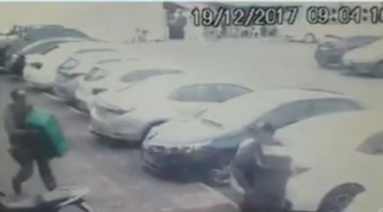 Policiais saem do banco com os malotes de dinheiro, levando para a sede da GRECO que levaria 15 minutos, mas eles levaram mais de um hora. 