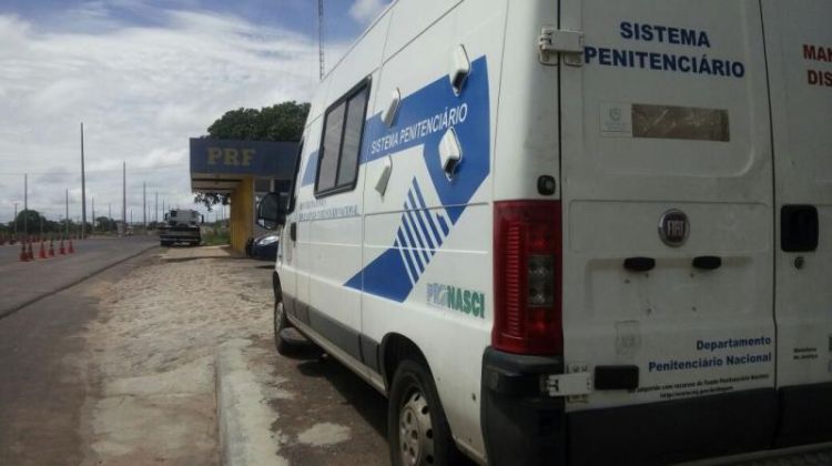 Veículo oficial da Secretaria de Justiça sem condição de rodar