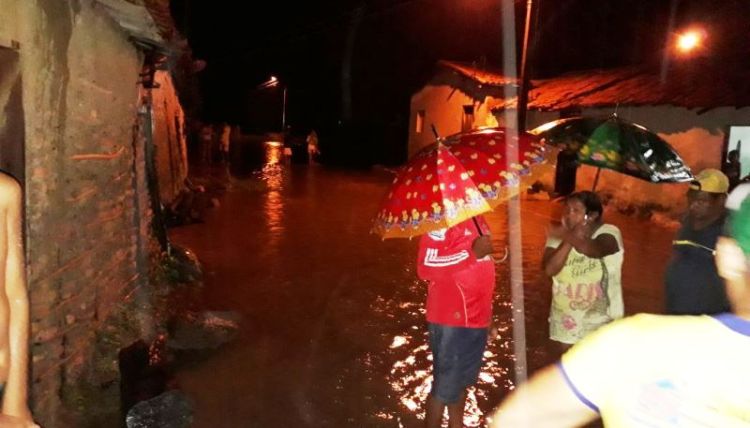 Famílias em áreas de riscos são retiradas de suas residências no meio da noite