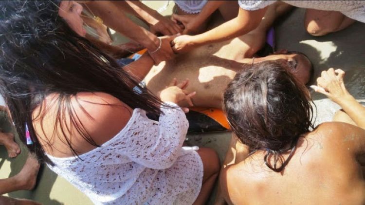 Populares tentaram reanimar Antônio Lopes (Foto: Reprodução)