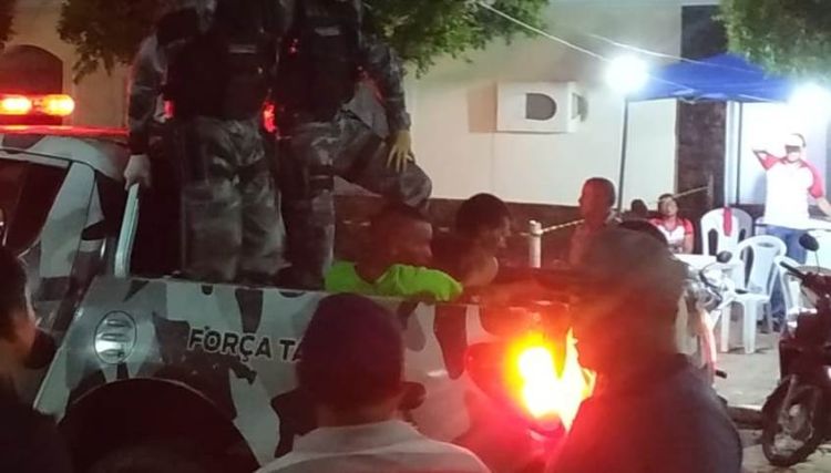 Homens são detidos por confusão